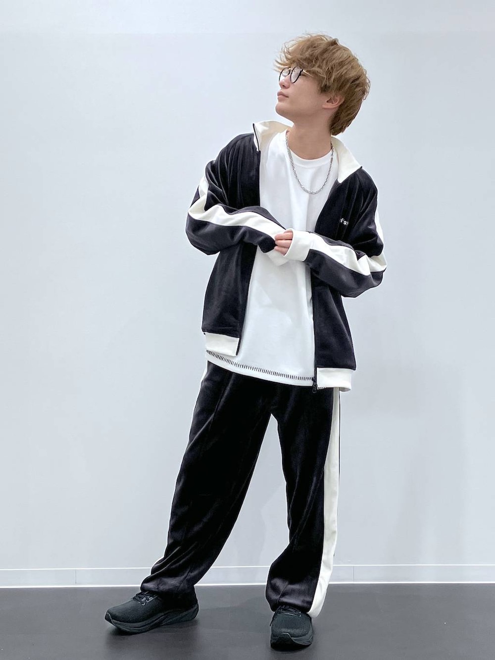 ブラック系のスニーカー、ホワイト系のTシャツ/カットソー、ブラック系のその他パンツを着用したメンズの秋コーディネートの5枚目の写真