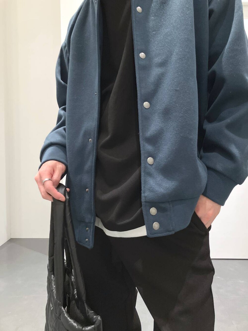 ブラック系のローファー、グリーン系のスタジャン、ブラック系のTシャツ/カットソーを着用したメンズの冬コーディネートの6枚目の写真