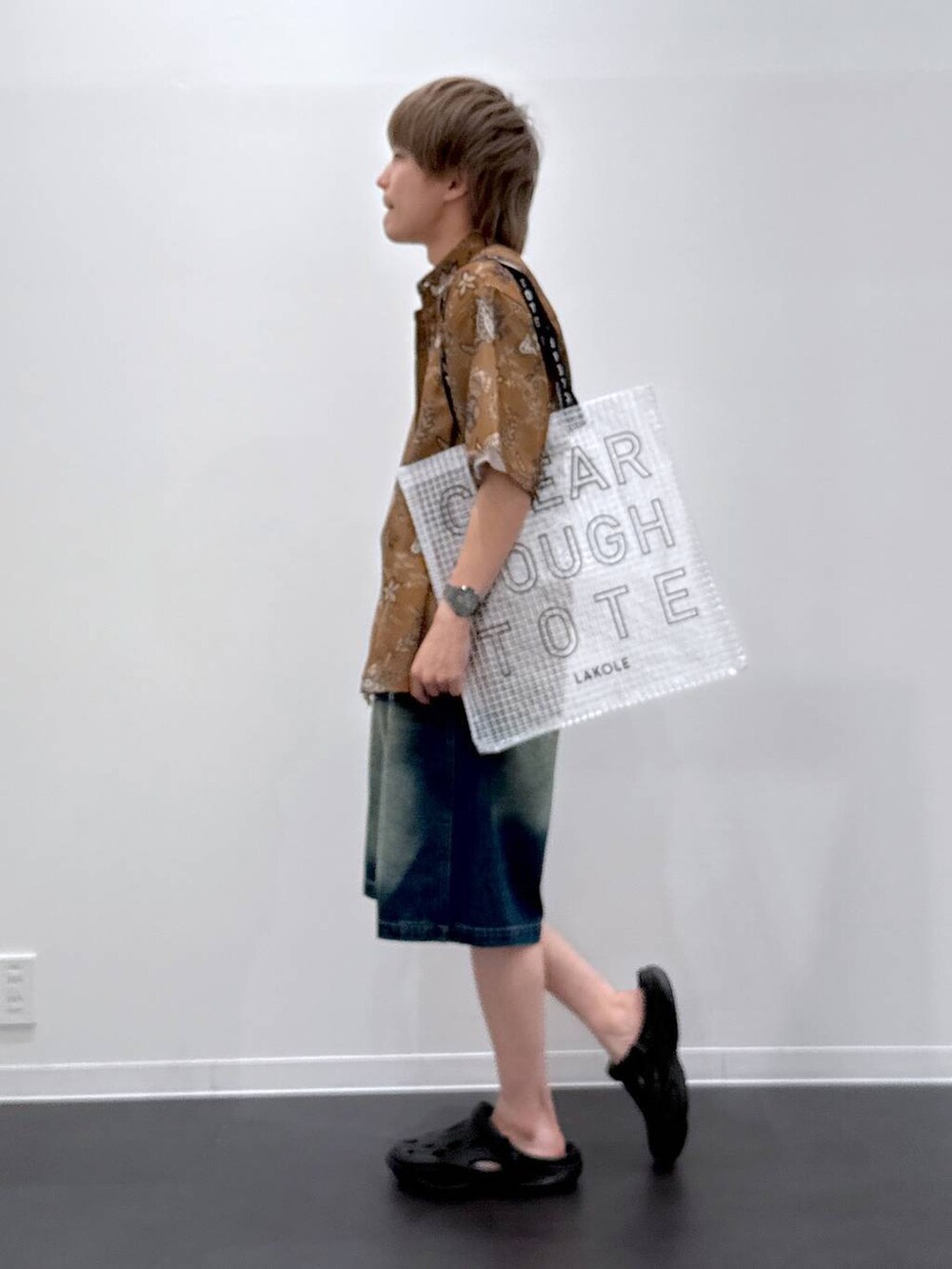 ブルー系のデニムパンツ、ブラック系のサンダル、イエロー系のシャツ/ブラウスを着用したメンズの春コーディネートの2枚目の写真