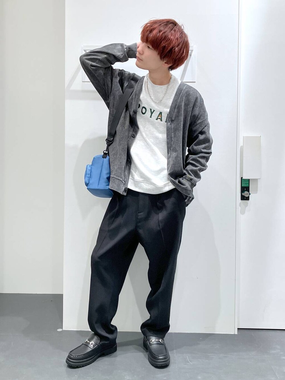 ブラック系のカーディガン/ボレロ、ブラック系のローファー、ブルー系のショルダーバッグを着用したメンズの春コーディネートの4枚目の写真