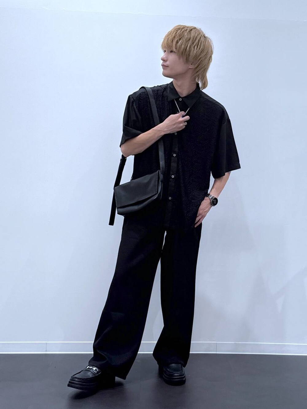 ブラック系のローファー、ブラック系のショルダーバッグ、ブラック系のシャツ/ブラウスを着用したメンズの夏コーディネートの4枚目の写真