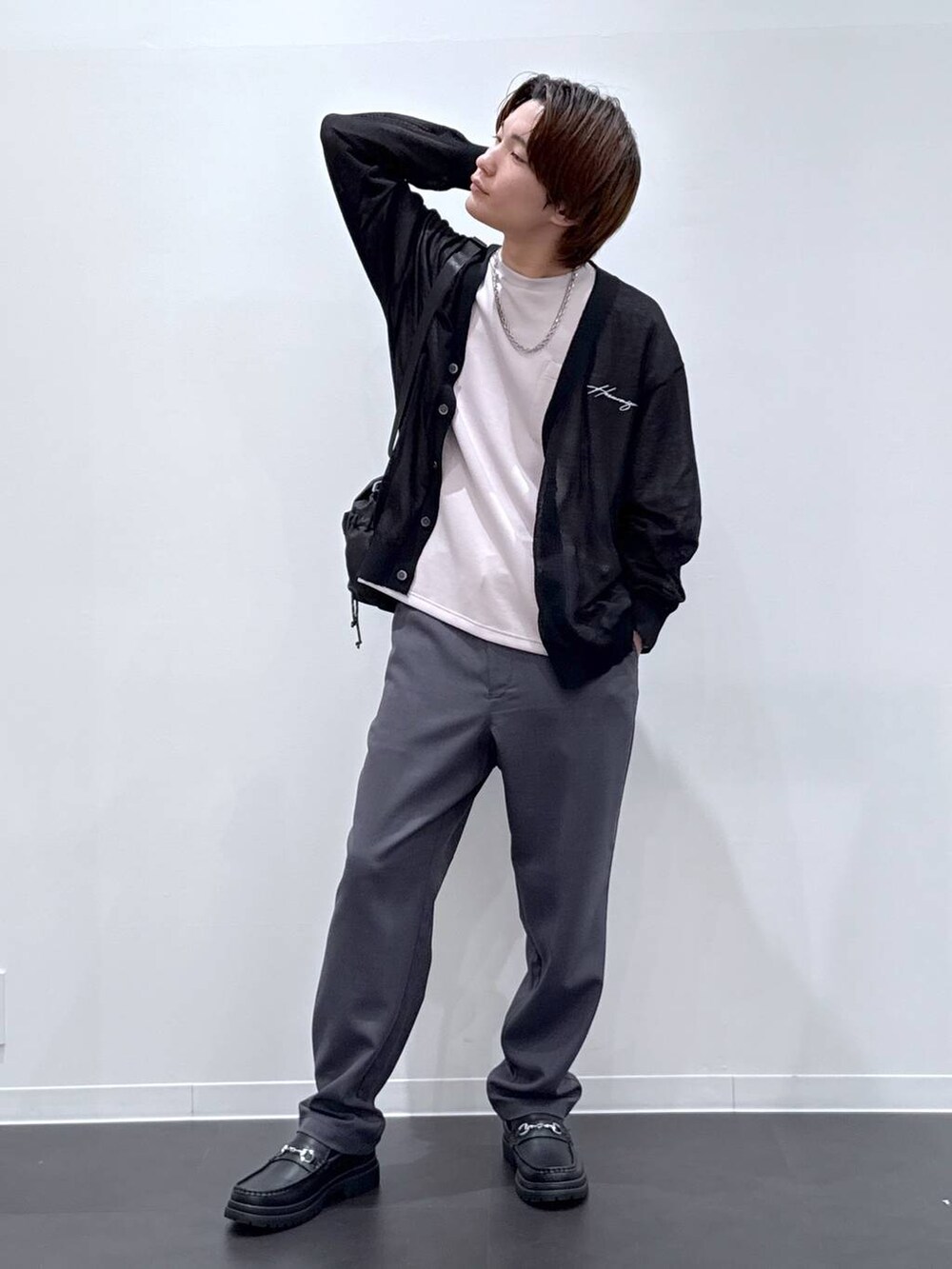 「ユニセックス、低身長、ベーシック/シンプル、女子ウケ、高見え、LAKOLE、シンプルコーデ、シンプル、Tシャツ、カーディガン、スラックス、きれいめ、春コーデ」｜「LAKOLEのタンクソールビットローファー / 182121（ローファー、ブラック系）」を使った、おばてぃーさん（メンズ・169cm）の春コーディネートの6枚目の写真