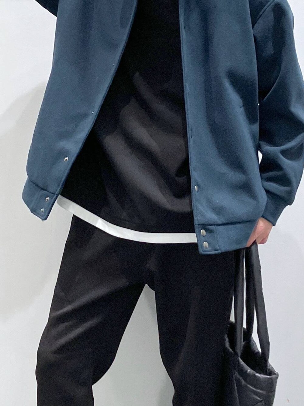 ブラック系のローファー、グリーン系のスタジャン、ブラック系のTシャツ/カットソーを着用したメンズの冬コーディネートの7枚目の写真