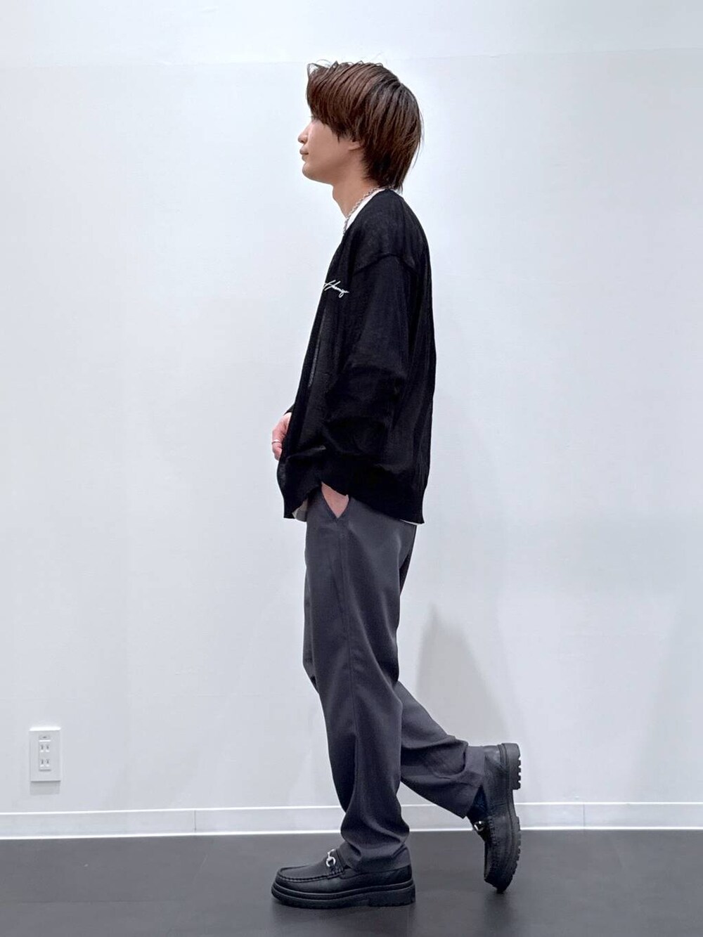 「ユニセックス、低身長、ベーシック/シンプル、女子ウケ、高見え、LAKOLE、シンプルコーデ、シンプル、Tシャツ、カーディガン、スラックス、きれいめ、春コーデ」｜「LAKOLEのタンクソールビットローファー / 182121（ローファー、ブラック系）」を使った、おばてぃーさん（メンズ・169cm）の春コーディネートの2枚目の写真