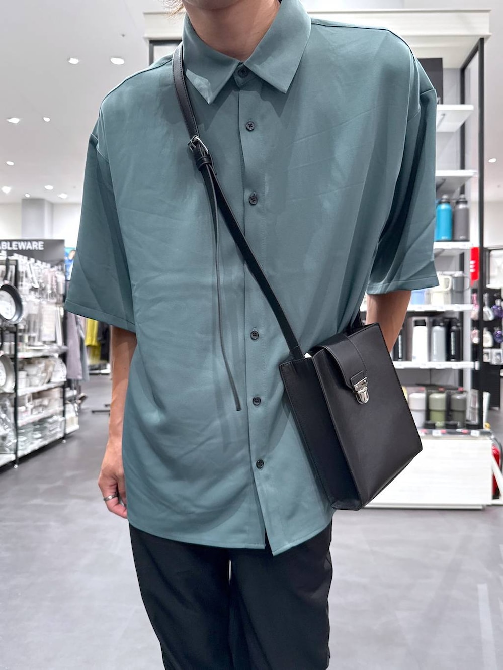 ブラック系のその他パンツ、ブラック系のローファー、ブラック系のショルダーバッグを着用したメンズの夏コーディネートの4枚目の写真