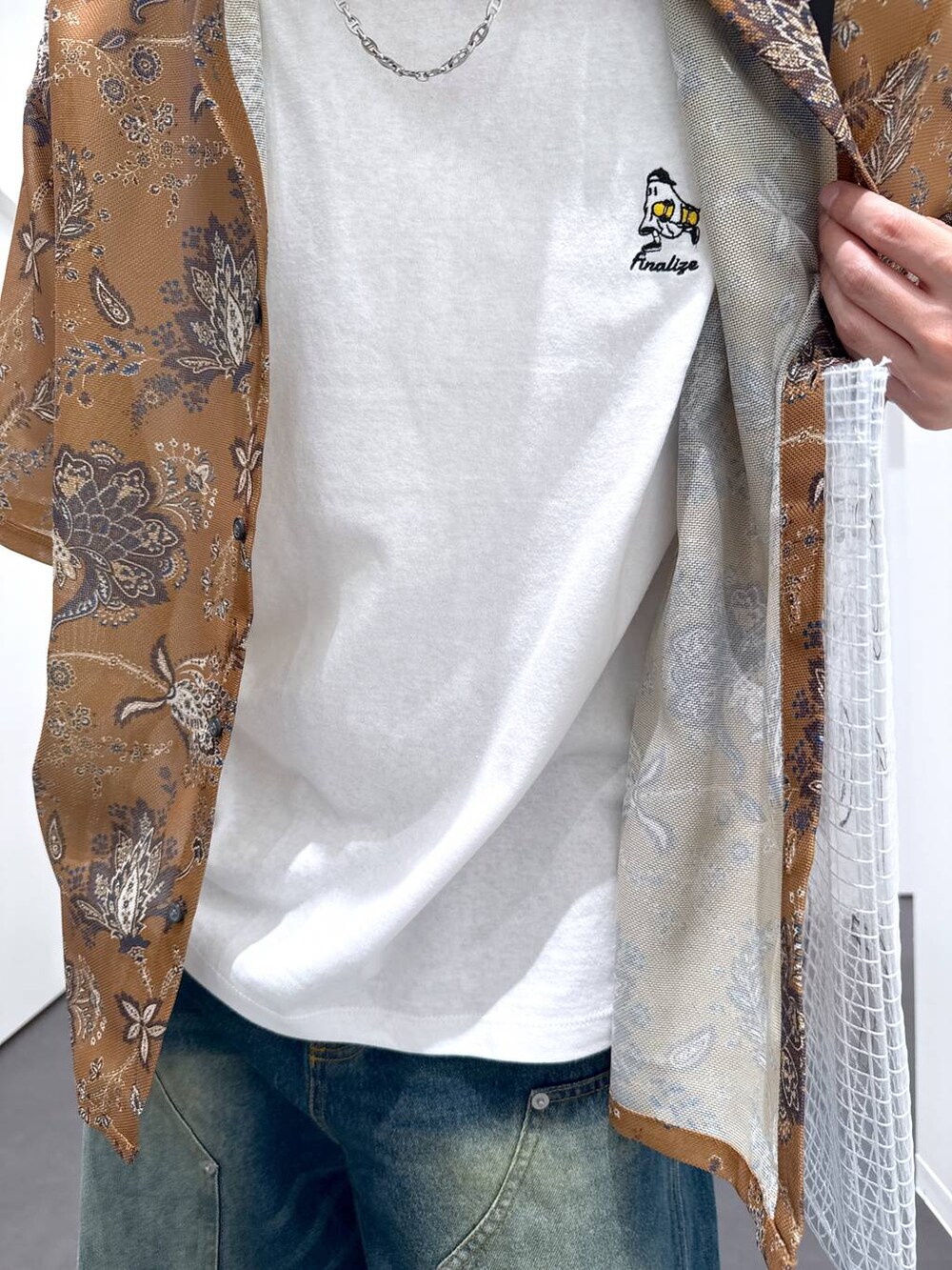 ブルー系のデニムパンツ、ブラック系のサンダル、イエロー系のシャツ/ブラウスを着用したメンズの春コーディネートの5枚目の写真