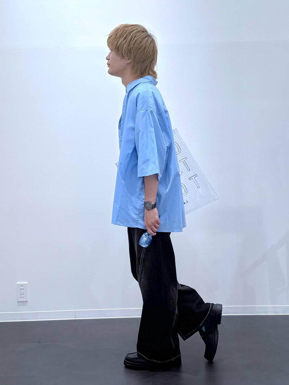 ブラック系のデニムパンツ、ブラック系のローファー、ホワイト系のTシャツ/カットソーを着用したメンズの夏コーディネートの2枚目の写真