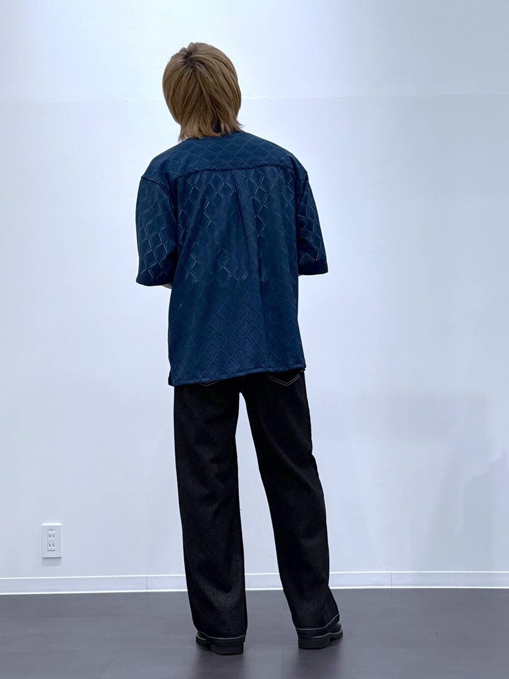 ブラック系のローファー、ホワイト系のTシャツ/カットソー、ブルー系のシャツ/ブラウスを着用したメンズの夏コーディネートの3枚目の写真