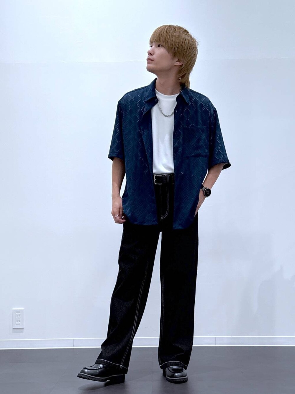 ブラック系のローファー、ホワイト系のTシャツ/カットソー、ブルー系のシャツ/ブラウスを着用したメンズの夏コーディネートの4枚目の写真