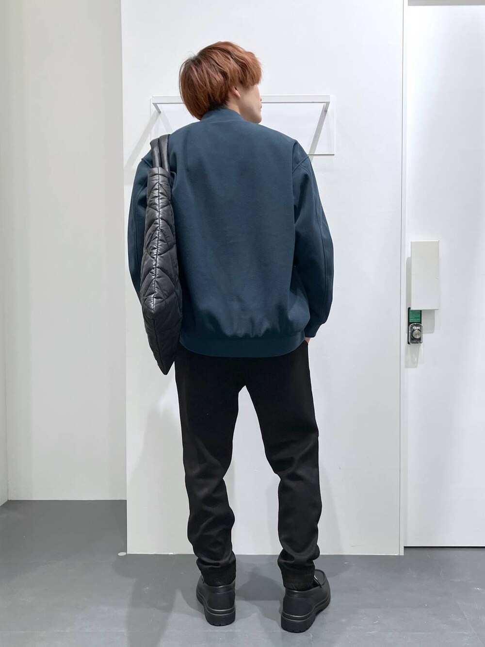 ブラック系のローファー、グリーン系のスタジャン、ブラック系のTシャツ/カットソーを着用したメンズの冬コーディネートの3枚目の写真
