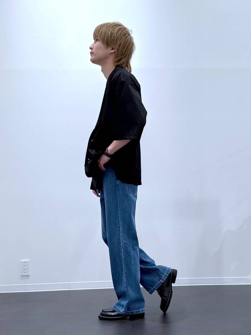 ブラック系のローファー、ブラック系のテーラードジャケット、ブルー系のデニムパンツを着用したメンズの夏コーディネートの2枚目の写真