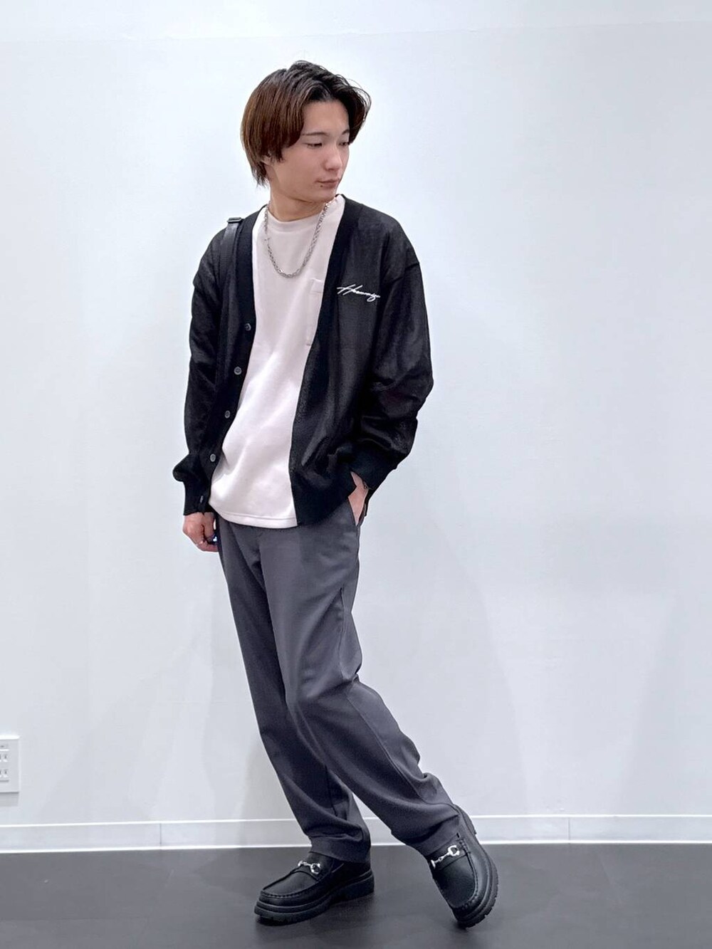 「ユニセックス、低身長、ベーシック/シンプル、女子ウケ、高見え、LAKOLE、シンプルコーデ、シンプル、Tシャツ、カーディガン、スラックス、きれいめ、春コーデ」｜「LAKOLEのタンクソールビットローファー / 182121（ローファー、ブラック系）」を使った、おばてぃーさん（メンズ・169cm）の春コーディネートの4枚目の写真