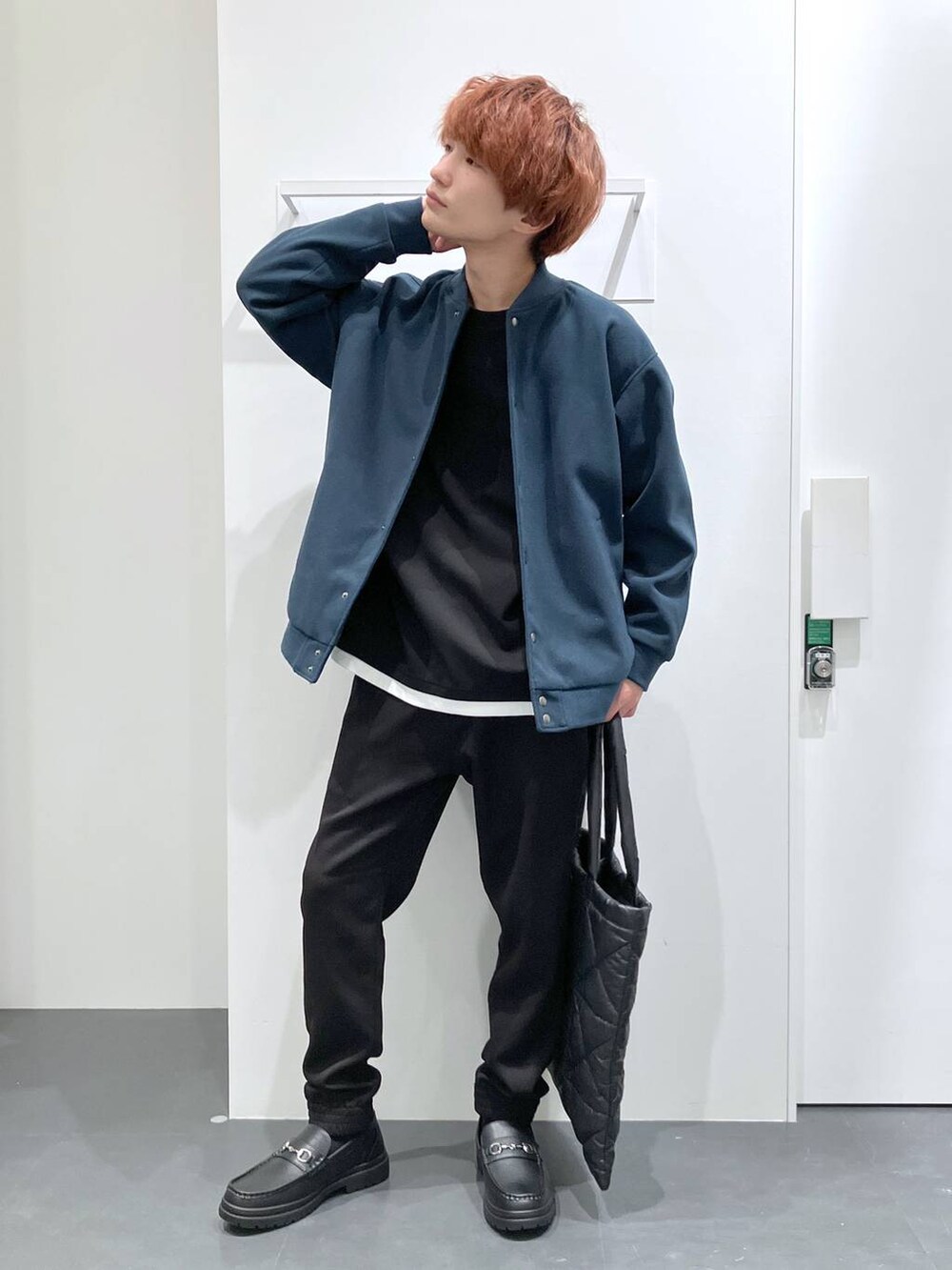 ブラック系のローファー、グリーン系のスタジャン、ブラック系のTシャツ/カットソーを着用したメンズの冬コーディネートの4枚目の写真