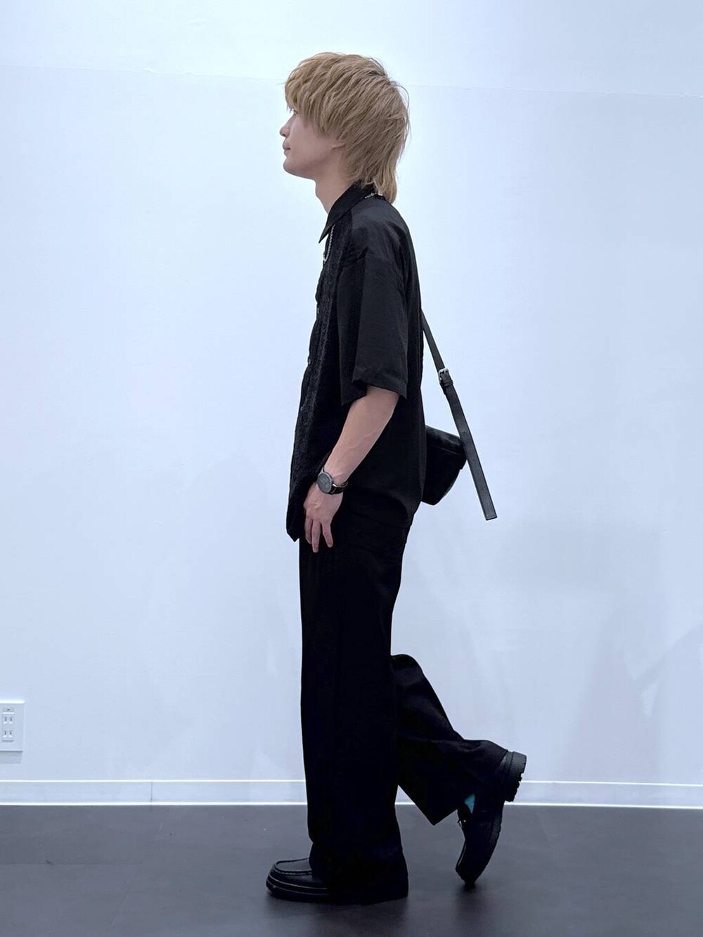 ブラック系のローファー、ブラック系のショルダーバッグ、ブラック系のシャツ/ブラウスを着用したメンズの夏コーディネートの2枚目の写真