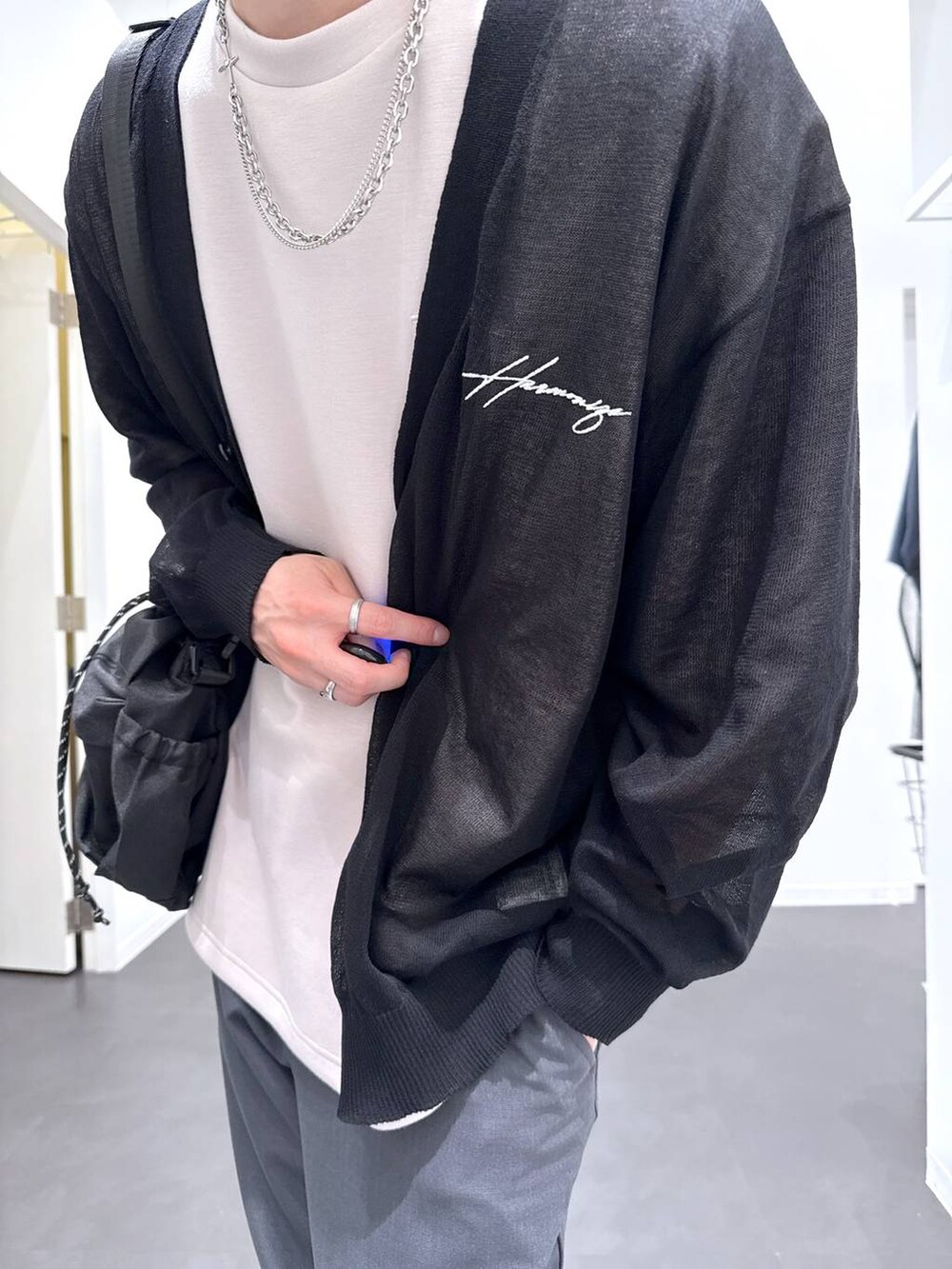 「ユニセックス、低身長、ベーシック/シンプル、女子ウケ、高見え、LAKOLE、シンプルコーデ、シンプル、Tシャツ、カーディガン、スラックス、きれいめ、春コーデ」｜「LAKOLEのタンクソールビットローファー / 182121（ローファー、ブラック系）」を使った、おばてぃーさん（メンズ・169cm）の春コーディネートの7枚目の写真