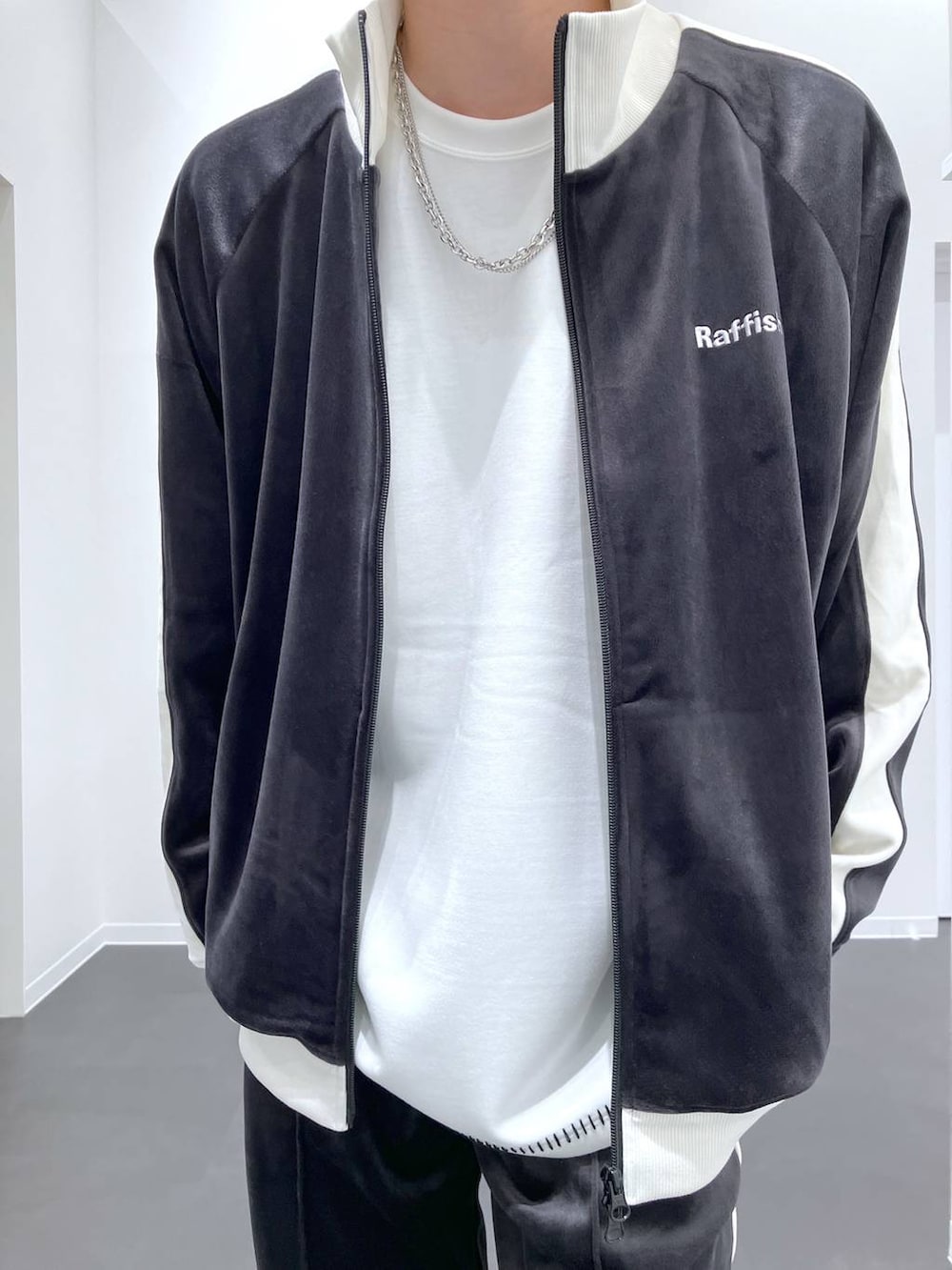ブラック系のスニーカー、ホワイト系のTシャツ/カットソー、ブラック系のその他パンツを着用したメンズの秋コーディネートの7枚目の写真