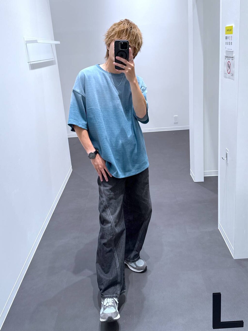 ブラック系のデニムパンツ、グリーン系のTシャツ/カットソーを着用したメンズの夏コーディネートの2枚目の写真