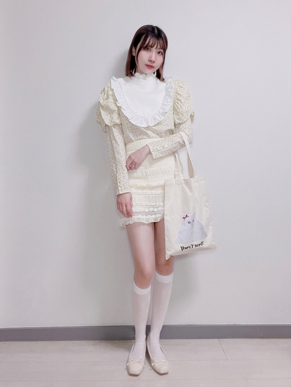 イエロー系のシャツ/ブラウス、ホワイト系のスカート、ホワイト系のバレエシューズを着用したレディースの秋コーディネートの4枚目の写真