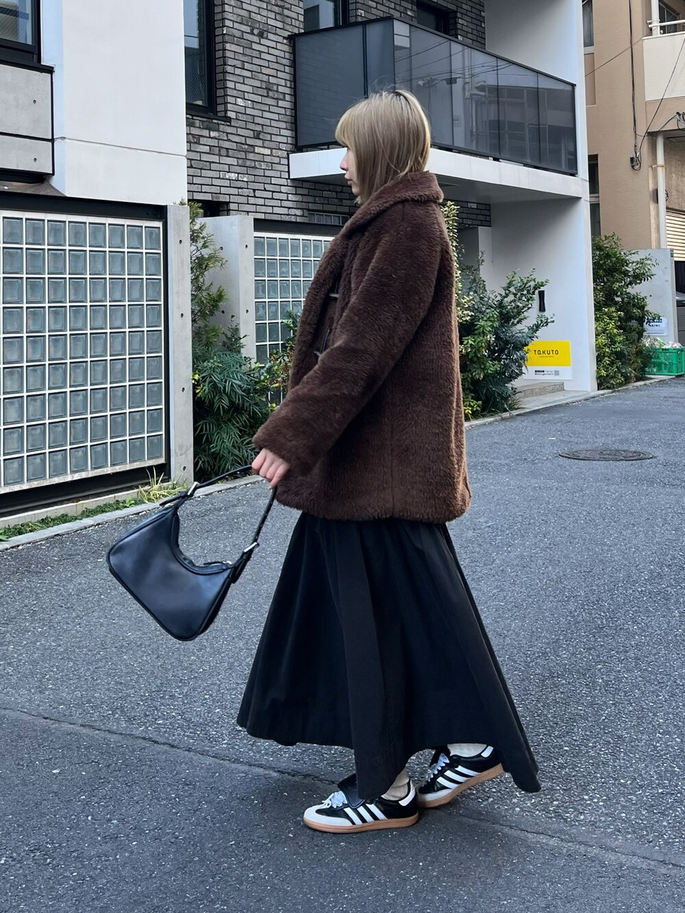 「ワンピース、スニーカー、スニーカーコーデ、ハンドバッグ、レイヤードスタイル、モノトーン、今日のコーデ、通勤コーデ、休日スタイル、お出かけコーデ、シンプルコーデ、ラクチンコーデ、アウター、ootd、骨格ウェーブ」｜「MOUSSYのVOLUME F/FUR MIDDLE コート（ダッフルコート、ブラウン系）」を使った、ZLY0924🍒さん（骨格ウェーブ・レディース・165cm）の春コーディネートの4枚目の写真