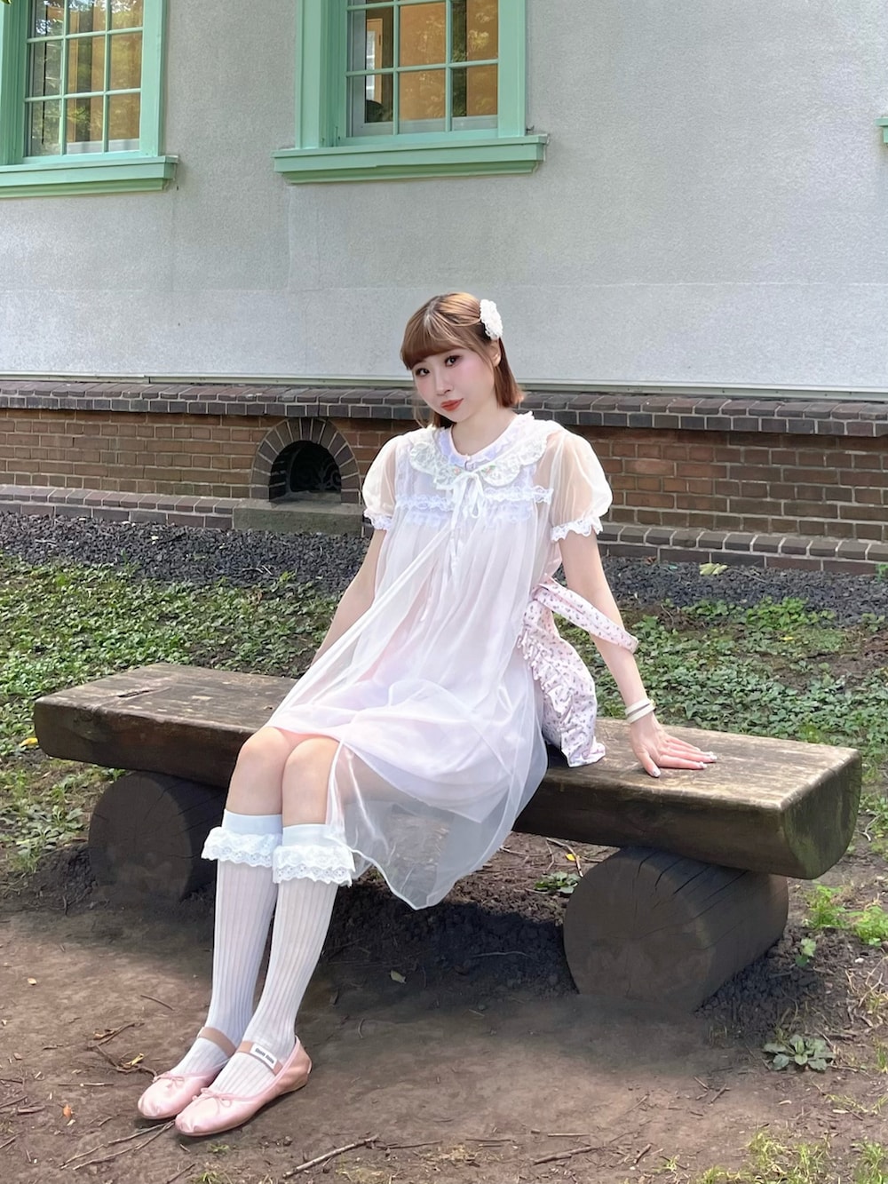 ホワイト系のワンピース/ドレス、ピンク系のトートバッグ、ピンク系のバレエシューズを着用したレディースの夏コーディネートの3枚目の写真