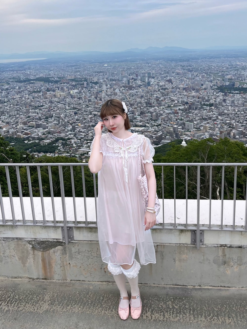 ホワイト系のワンピース/ドレス、ピンク系のトートバッグ、ピンク系のバレエシューズを着用したレディースの夏コーディネートの4枚目の写真