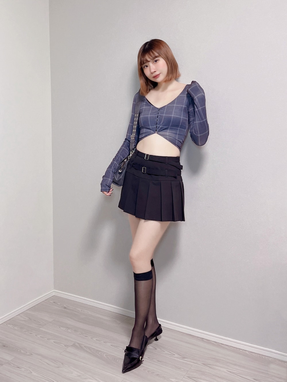 グレー系のシャツ/ブラウス、ブラック系のスカート、ブラック系のパンプスを着用したレディースの秋コーディネートの5枚目の写真