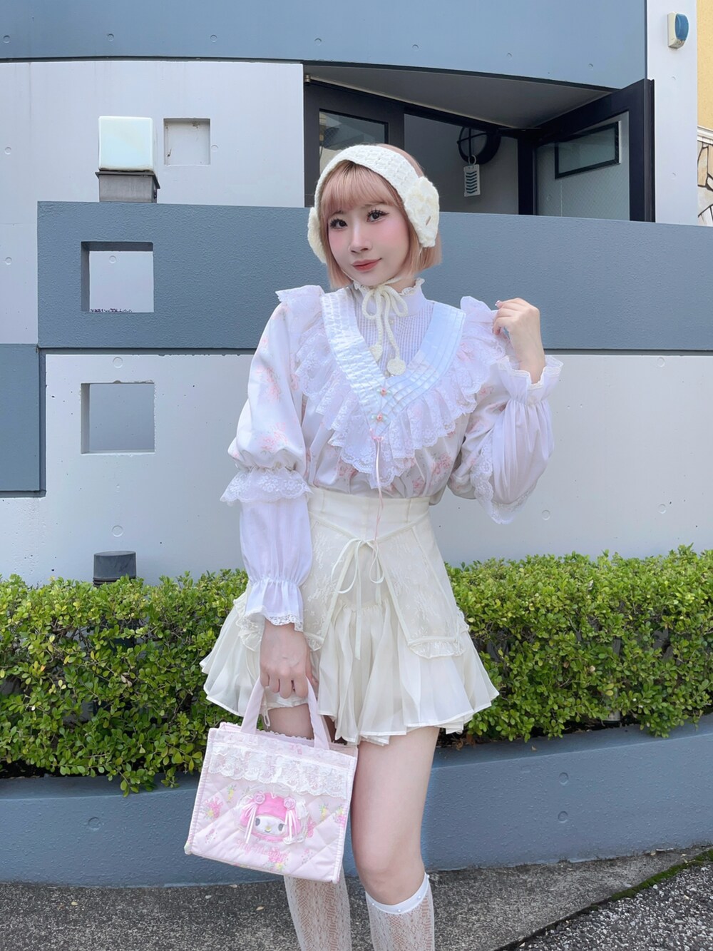 ホワイト系のシャツ/ブラウス、ホワイト系のその他パンツ、ピンク系のバレエシューズを着用したレディースの秋コーディネートの4枚目の写真