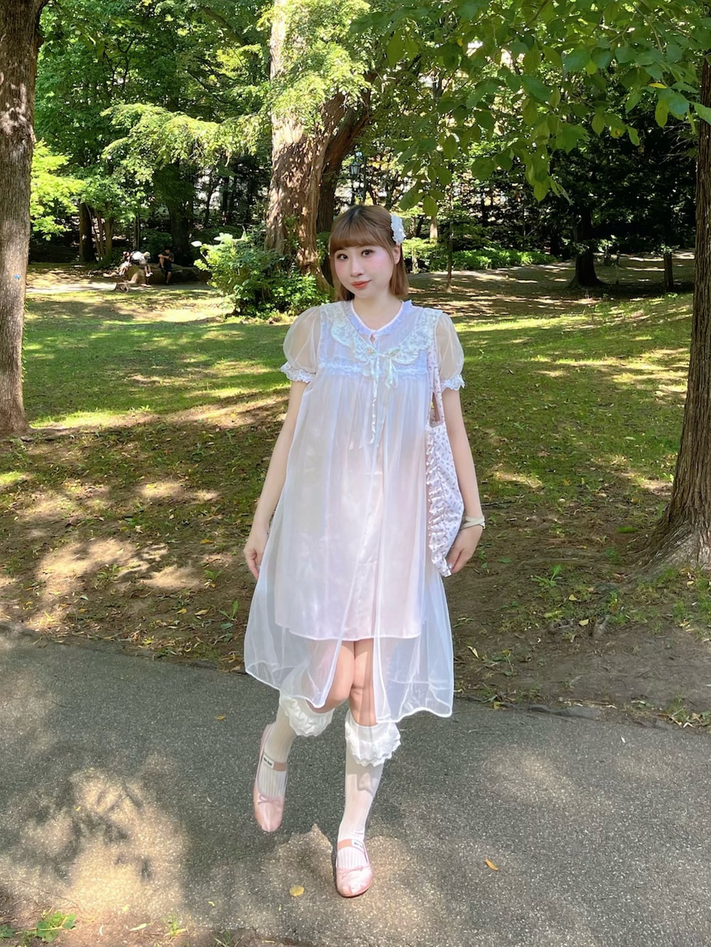 ホワイト系のワンピース/ドレス、ピンク系のトートバッグ、ピンク系のバレエシューズを着用したレディースの夏コーディネートの2枚目の写真