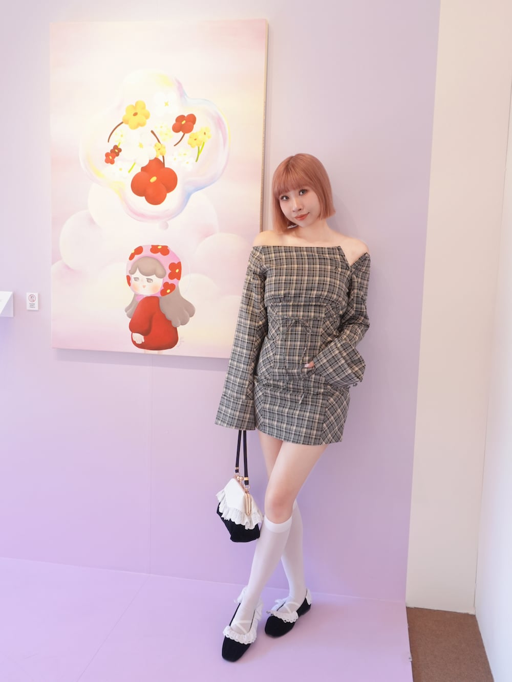 グレー系のシャツ/ブラウス、グレー系のスカート、ブラック系のハンドバッグを着用したレディースの冬コーディネートの5枚目の写真