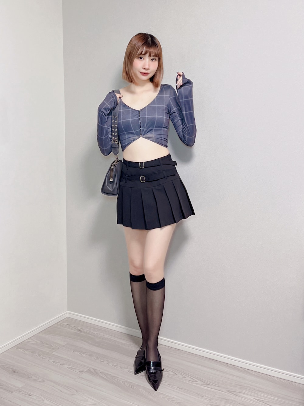 グレー系のシャツ/ブラウス、ブラック系のスカート、ブラック系のパンプスを着用したレディースの秋コーディネートの3枚目の写真