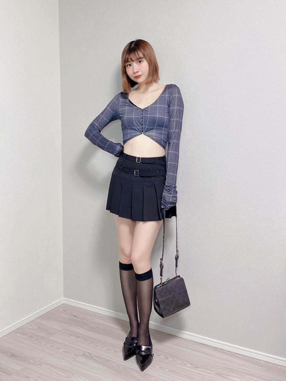 グレー系のシャツ/ブラウス、ブラック系のスカート、ブラック系のパンプスを着用したレディースの秋コーディネートの2枚目の写真