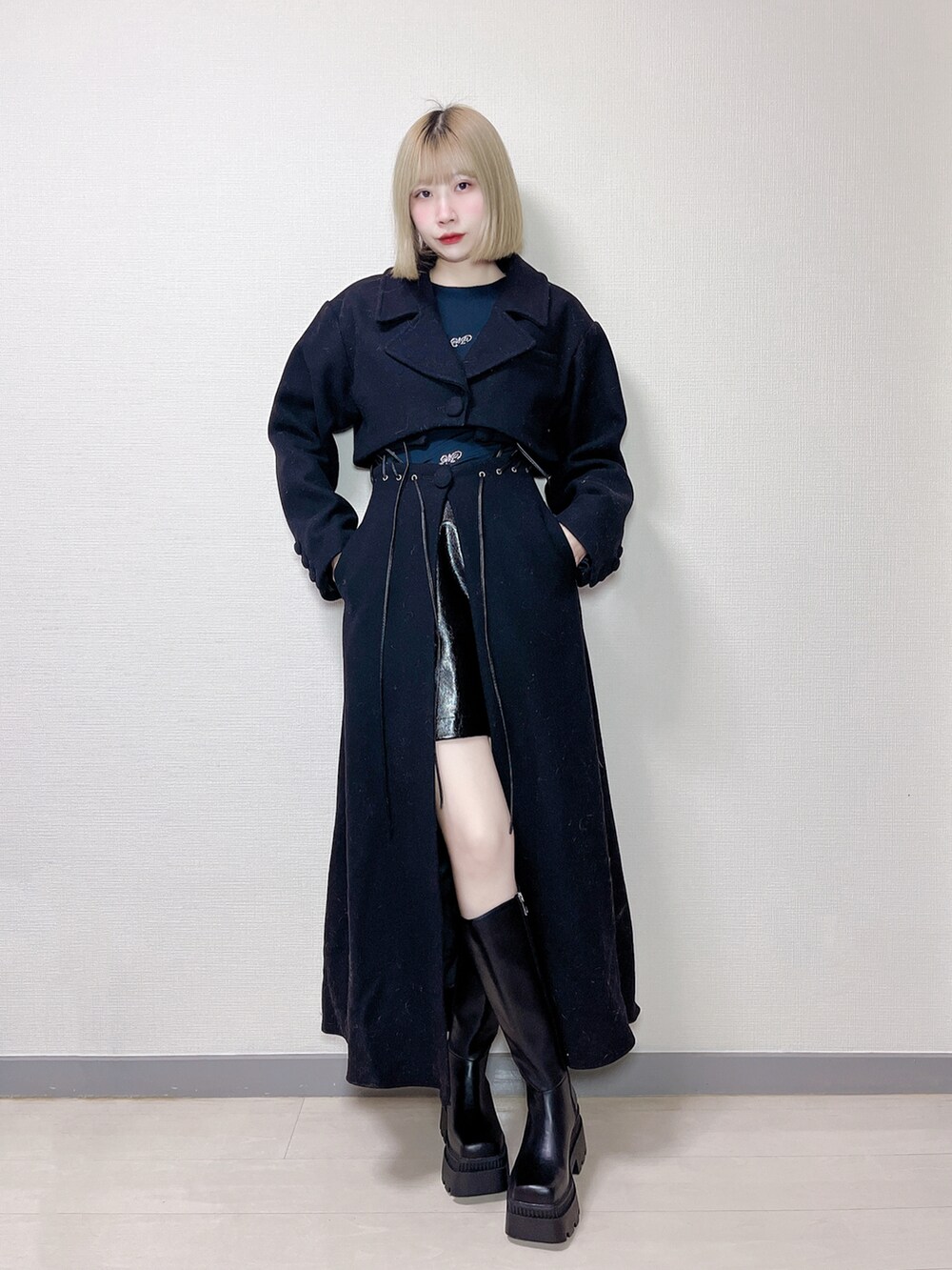 ブラック系のジャケット/アウター、ブラック系のスカート、ブラック系のブーツを着用したレディースの冬コーディネートの2枚目の写真