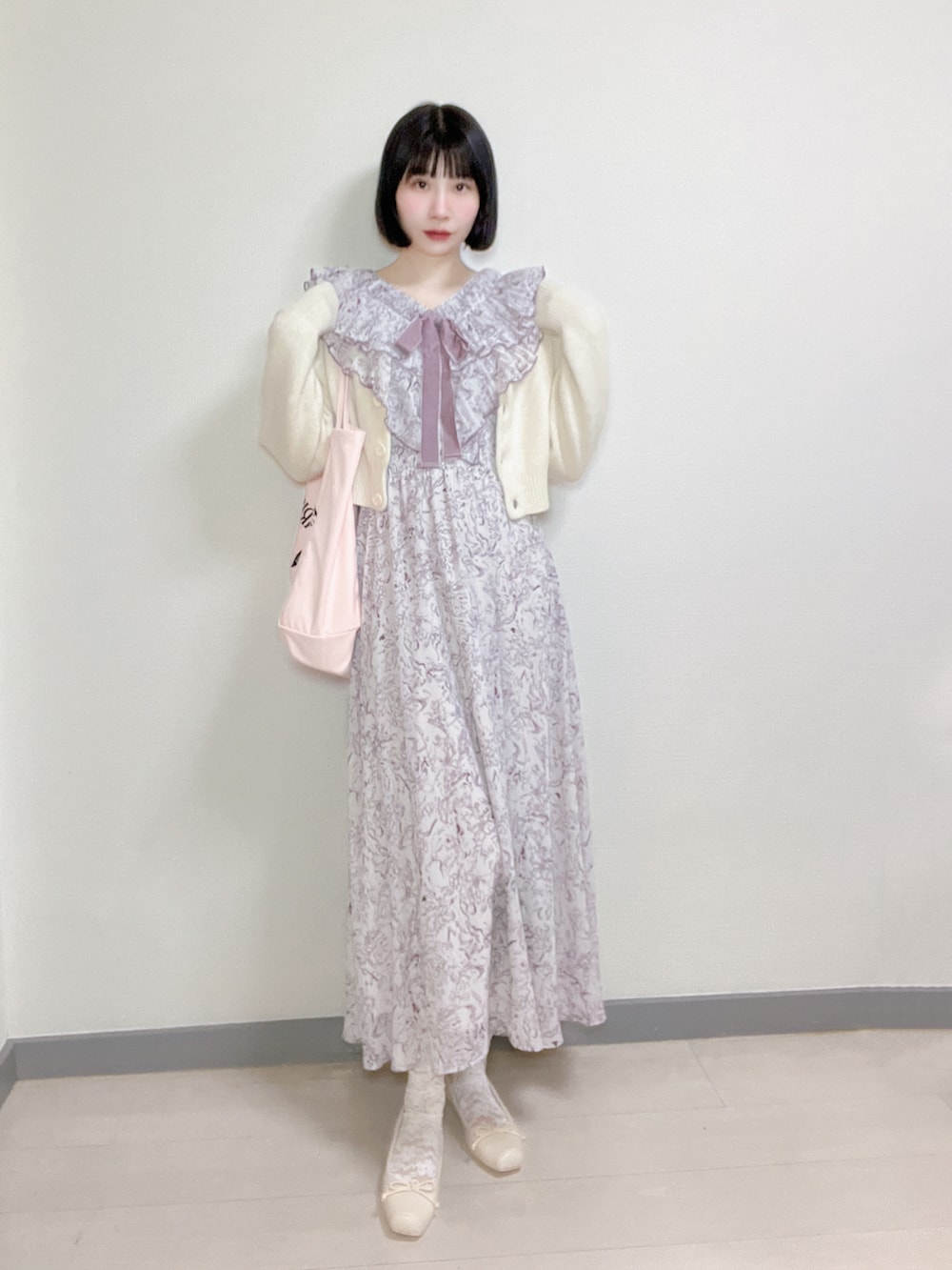 ホワイト系のワンピース、ホワイト系のニット/セーター、ホワイト系のパンプスを着用したレディースの春コーディネートの3枚目の写真