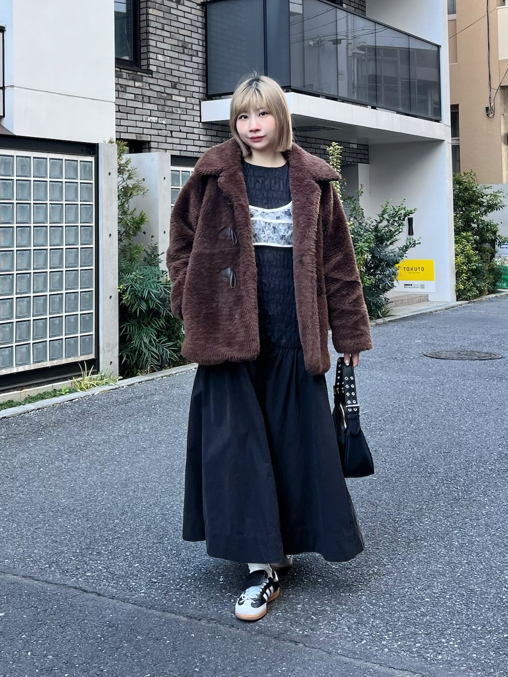 「ワンピース、スニーカー、スニーカーコーデ、ハンドバッグ、レイヤードスタイル、モノトーン、今日のコーデ、通勤コーデ、休日スタイル、お出かけコーデ、シンプルコーデ、ラクチンコーデ、アウター、ootd、骨格ウェーブ」｜「MOUSSYのVOLUME F/FUR MIDDLE コート（ダッフルコート、ブラウン系）」を使った、ZLY0924🍒さん（骨格ウェーブ・レディース・165cm）の春コーディネートの5枚目の写真