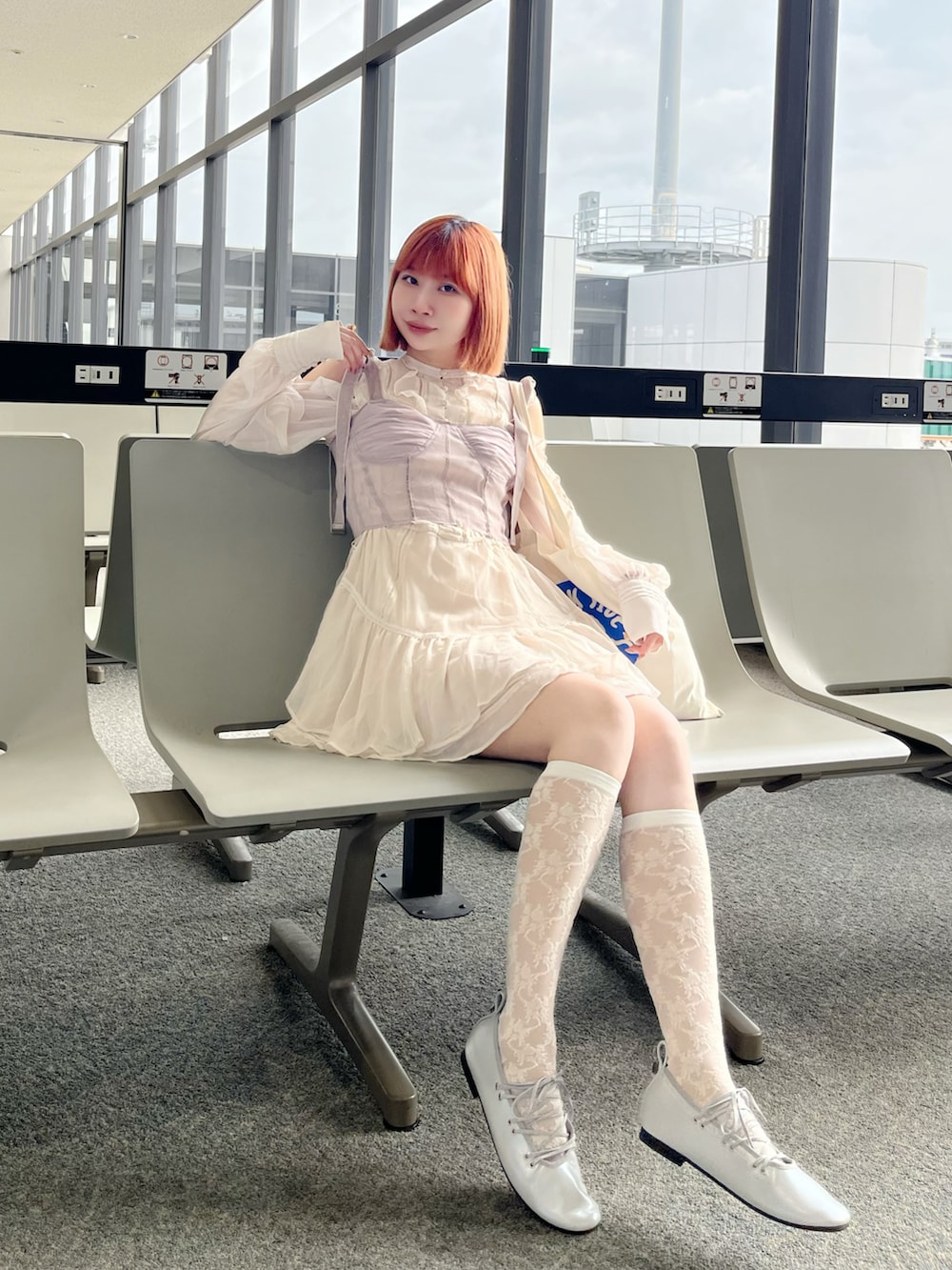 ホワイト系のニット/セーター、ホワイト系のワンピース、シルバー系のシューズを着用したレディースの夏コーディネートの4枚目の写真