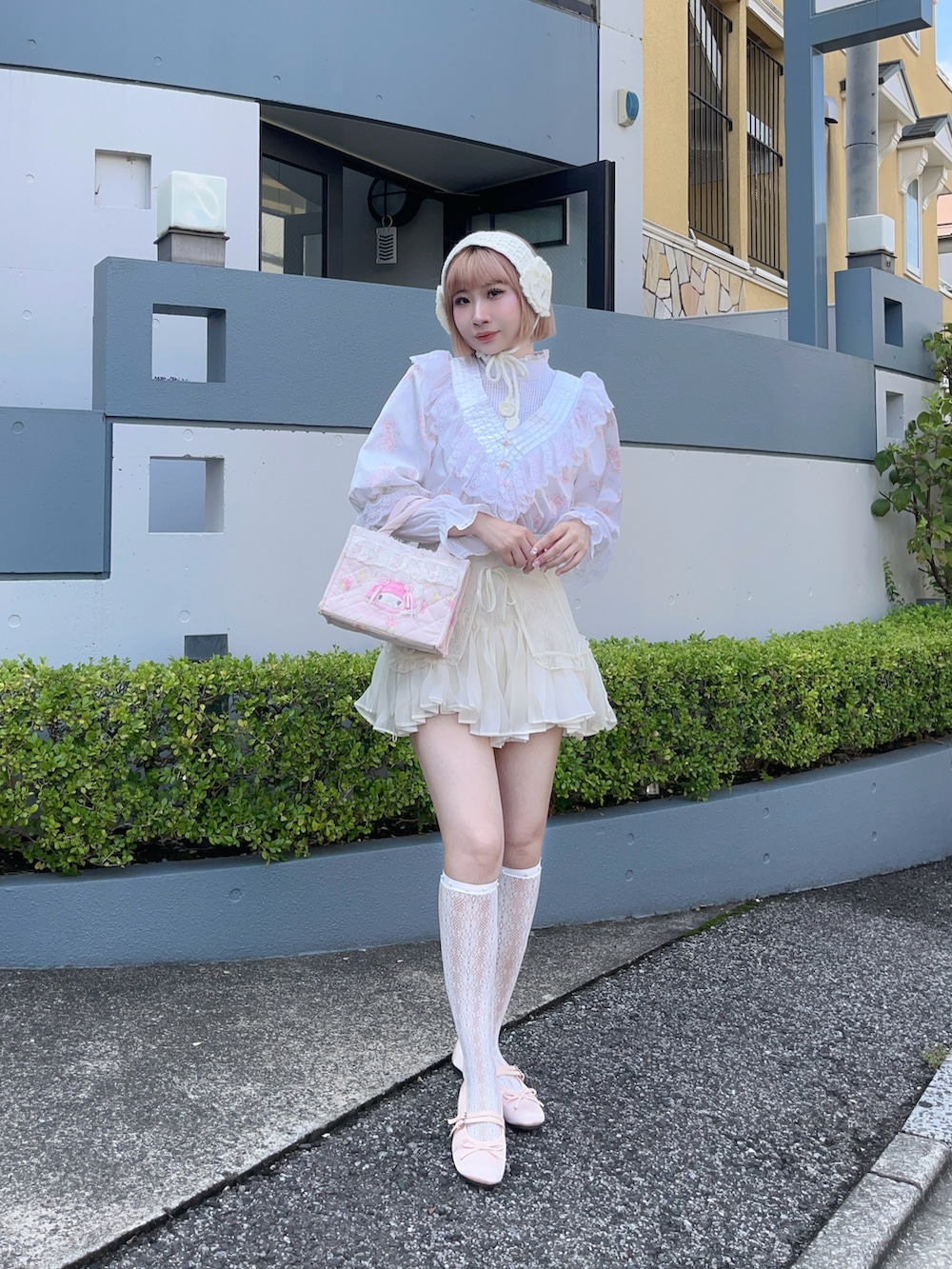 ホワイト系のシャツ/ブラウス、ホワイト系のその他パンツ、ピンク系のバレエシューズを着用したレディースの秋コーディネートの3枚目の写真