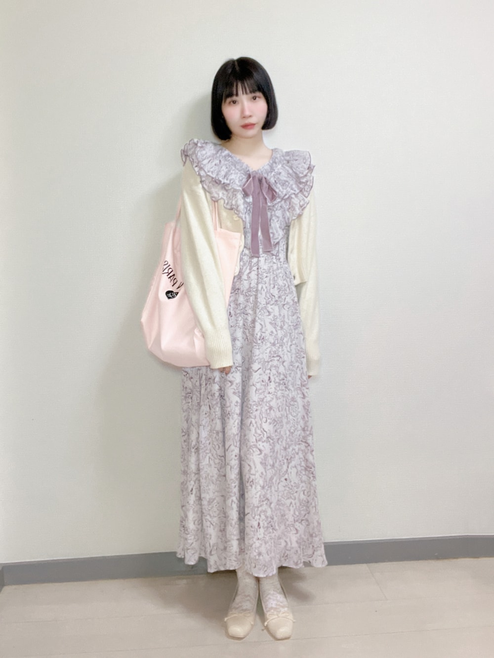 ホワイト系のワンピース、ホワイト系のニット/セーター、ホワイト系のパンプスを着用したレディースの春コーディネートの4枚目の写真