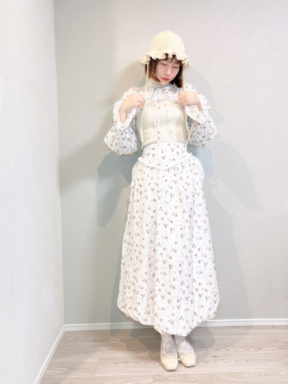 ホワイト系のスカート、ホワイト系のカーディガン/ボレロ、ホワイト系のニット/セーターを着用したレディースの春コーディネートの4枚目の写真