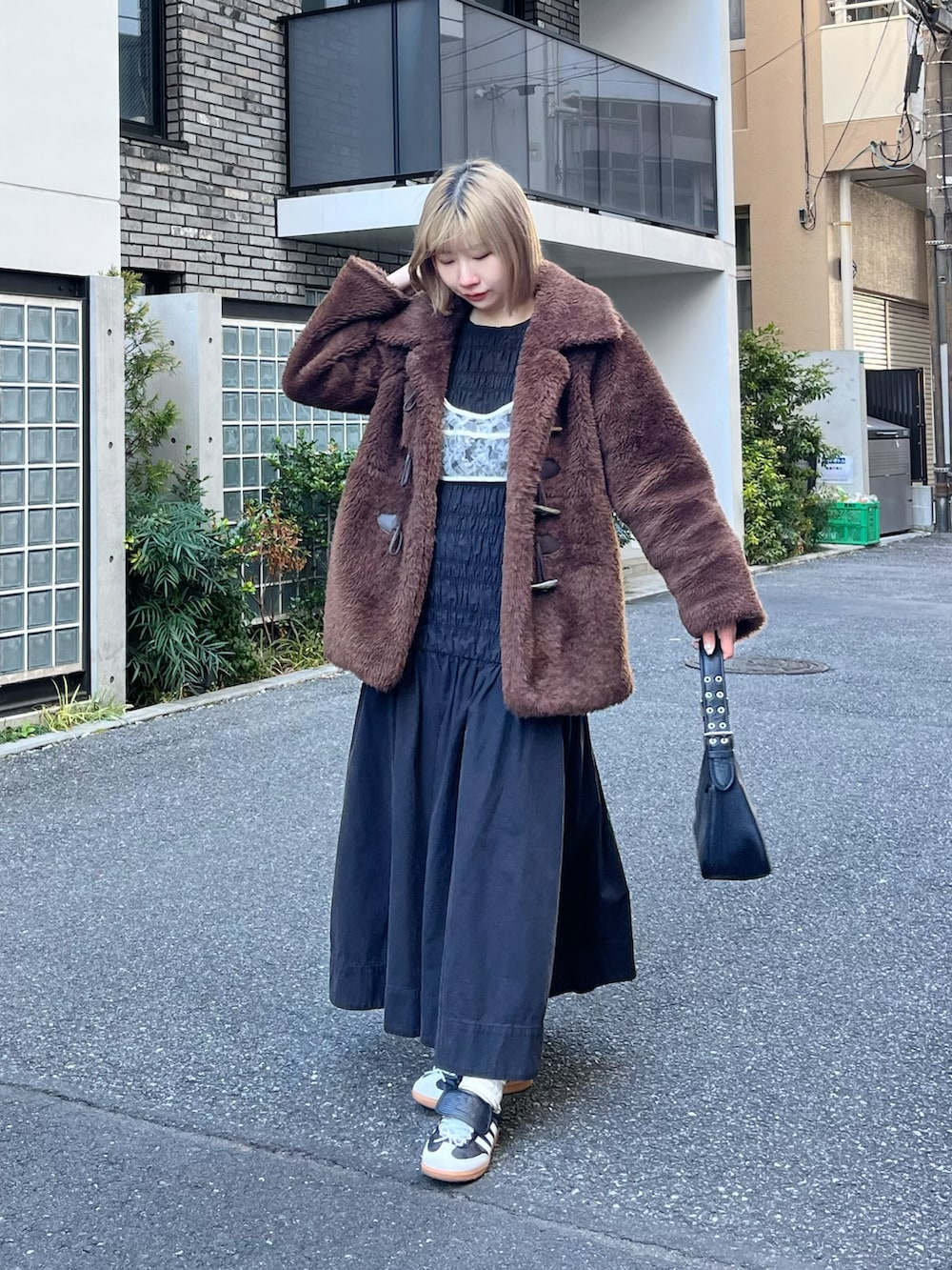 「ワンピース、スニーカー、スニーカーコーデ、ハンドバッグ、レイヤードスタイル、モノトーン、今日のコーデ、通勤コーデ、休日スタイル、お出かけコーデ、シンプルコーデ、ラクチンコーデ、アウター、ootd、骨格ウェーブ」｜「MOUSSYのVOLUME F/FUR MIDDLE コート（ダッフルコート、ブラウン系）」を使った、ZLY0924🍒さん（骨格ウェーブ・レディース・165cm）の春コーディネートの3枚目の写真