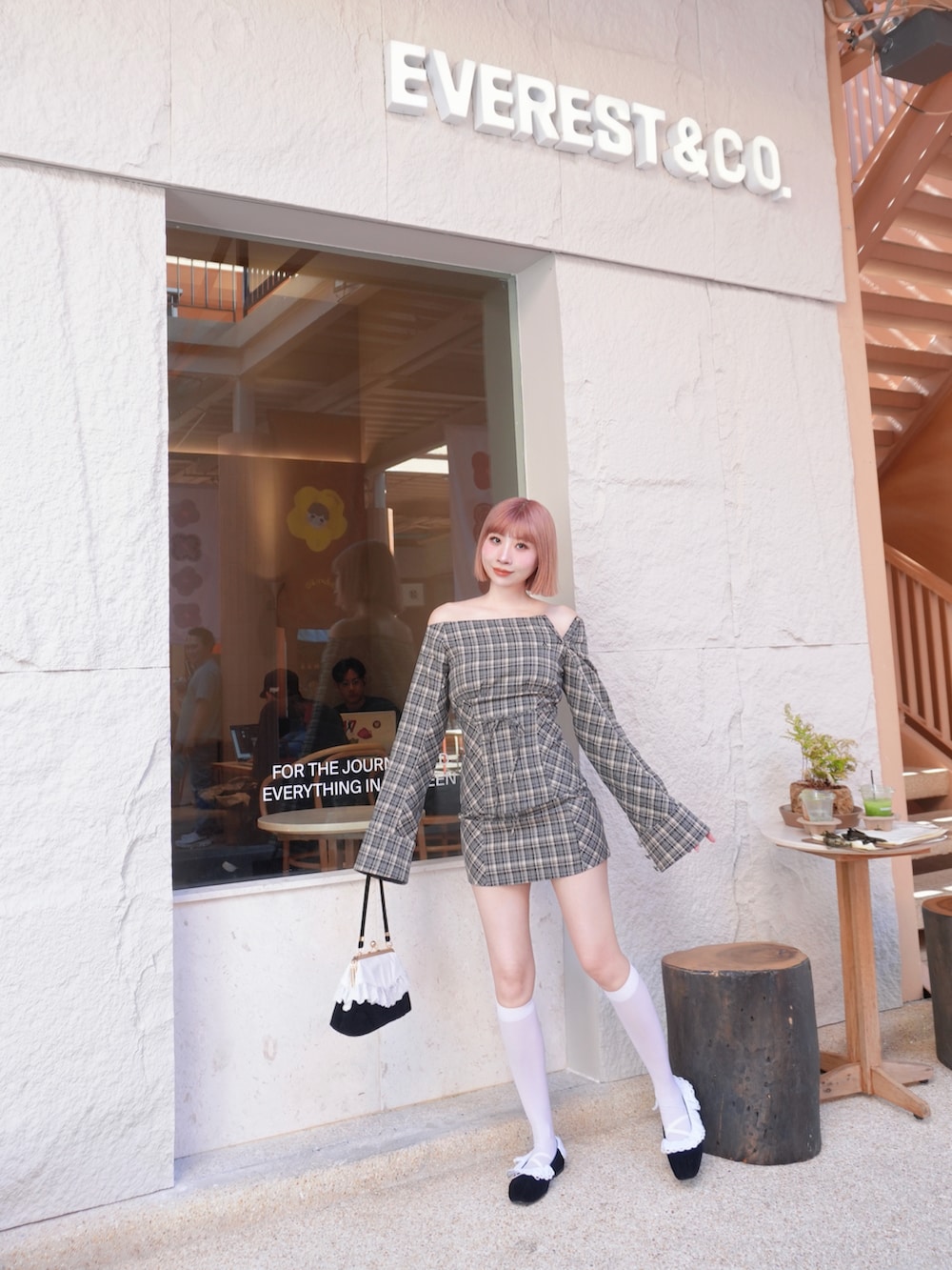 グレー系のシャツ/ブラウス、グレー系のスカート、ブラック系のハンドバッグを着用したレディースの冬コーディネートの3枚目の写真