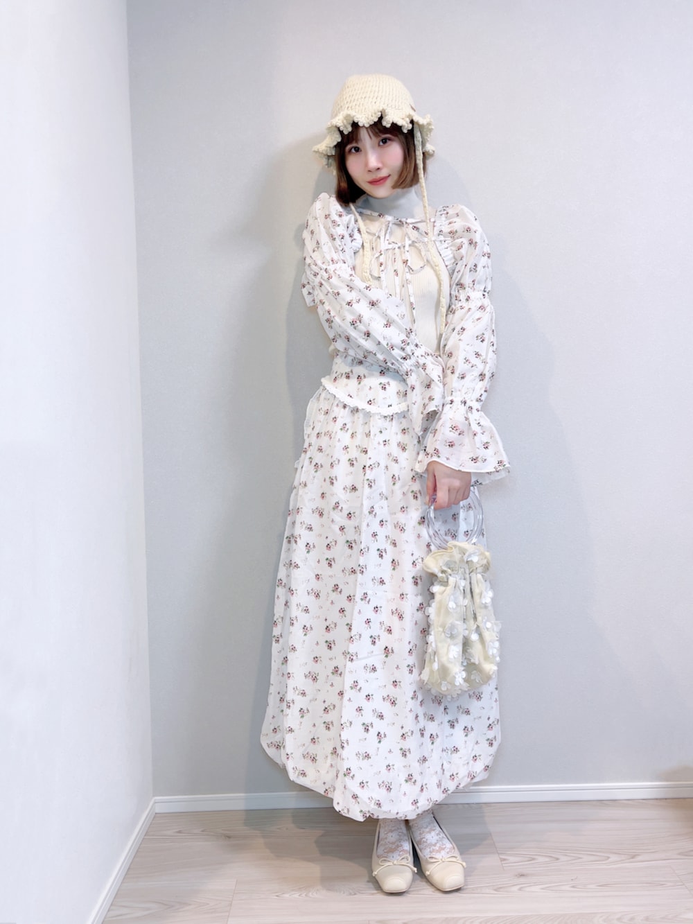 ホワイト系のスカート、ホワイト系のカーディガン/ボレロ、ホワイト系のニット/セーターを着用したレディースの春コーディネートの3枚目の写真