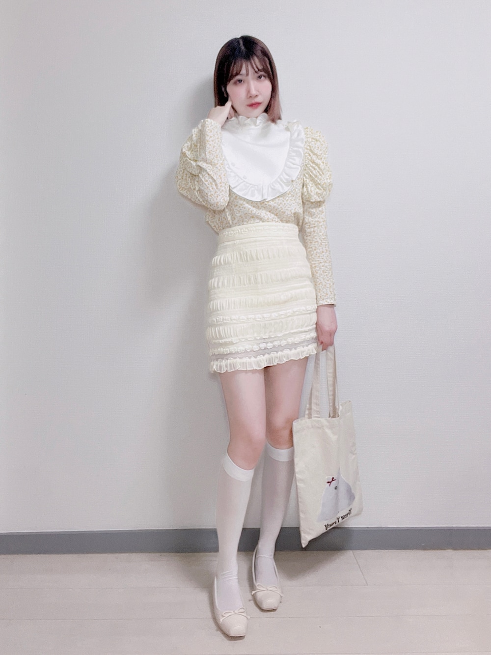 イエロー系のシャツ/ブラウス、ホワイト系のスカート、ホワイト系のバレエシューズを着用したレディースの秋コーディネートの2枚目の写真