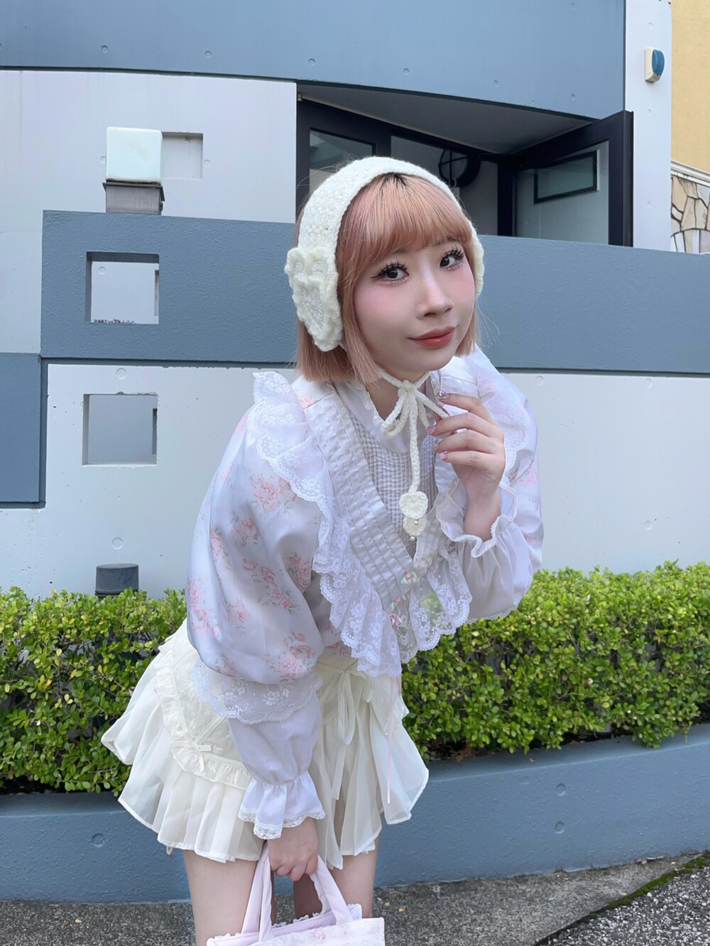 ホワイト系のシャツ/ブラウス、ホワイト系のその他パンツ、ピンク系のバレエシューズを着用したレディースの秋コーディネートの5枚目の写真