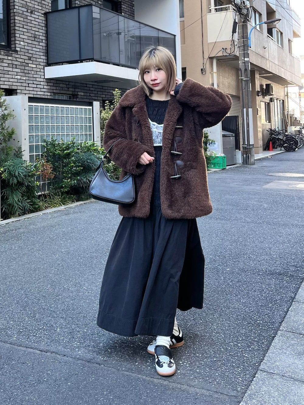 「ワンピース、スニーカー、スニーカーコーデ、ハンドバッグ、レイヤードスタイル、モノトーン、今日のコーデ、通勤コーデ、休日スタイル、お出かけコーデ、シンプルコーデ、ラクチンコーデ、アウター、ootd、骨格ウェーブ」｜「MOUSSYのVOLUME F/FUR MIDDLE コート（ダッフルコート、ブラウン系）」を使った、ZLY0924🍒さん（骨格ウェーブ・レディース・165cm）の春コーディネートの2枚目の写真