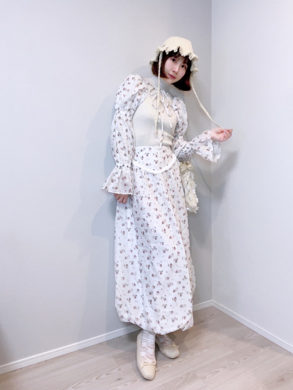 ホワイト系のスカート、ホワイト系のカーディガン/ボレロ、ホワイト系のニット/セーターを着用したレディースの春コーディネートの5枚目の写真