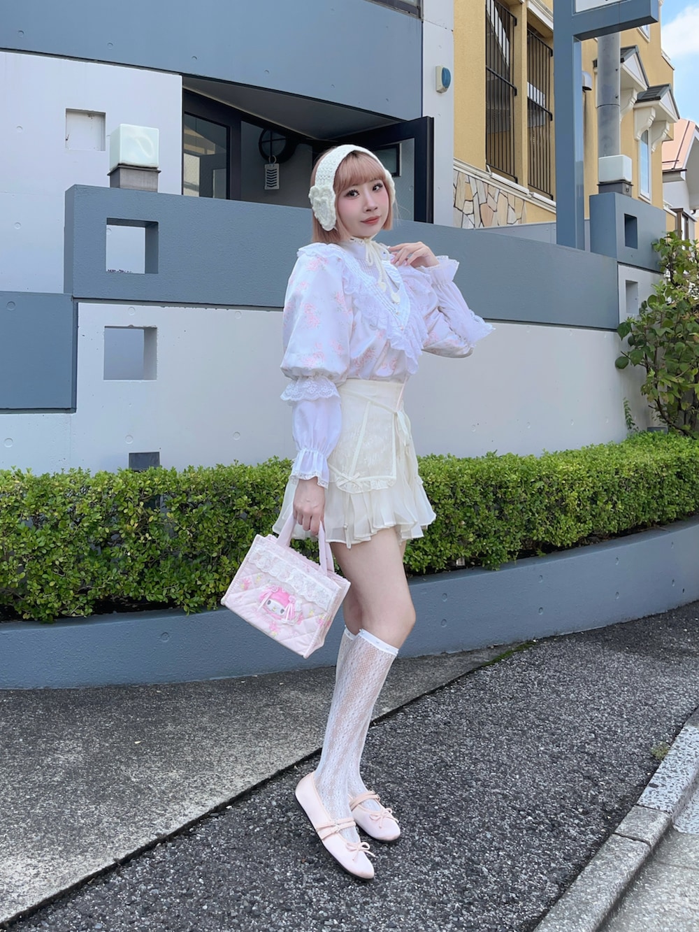 ホワイト系のシャツ/ブラウス、ホワイト系のその他パンツ、ピンク系のバレエシューズを着用したレディースの秋コーディネートの2枚目の写真