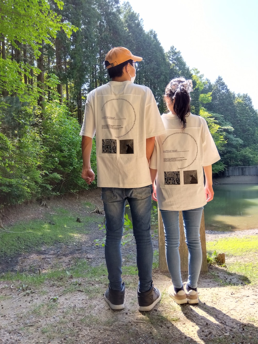 ホワイト系のTシャツ/カットソー、ホワイト系のTシャツ/カットソー、ブルー系のデニムパンツを着用したメンズの春コーディネートの3枚目の写真