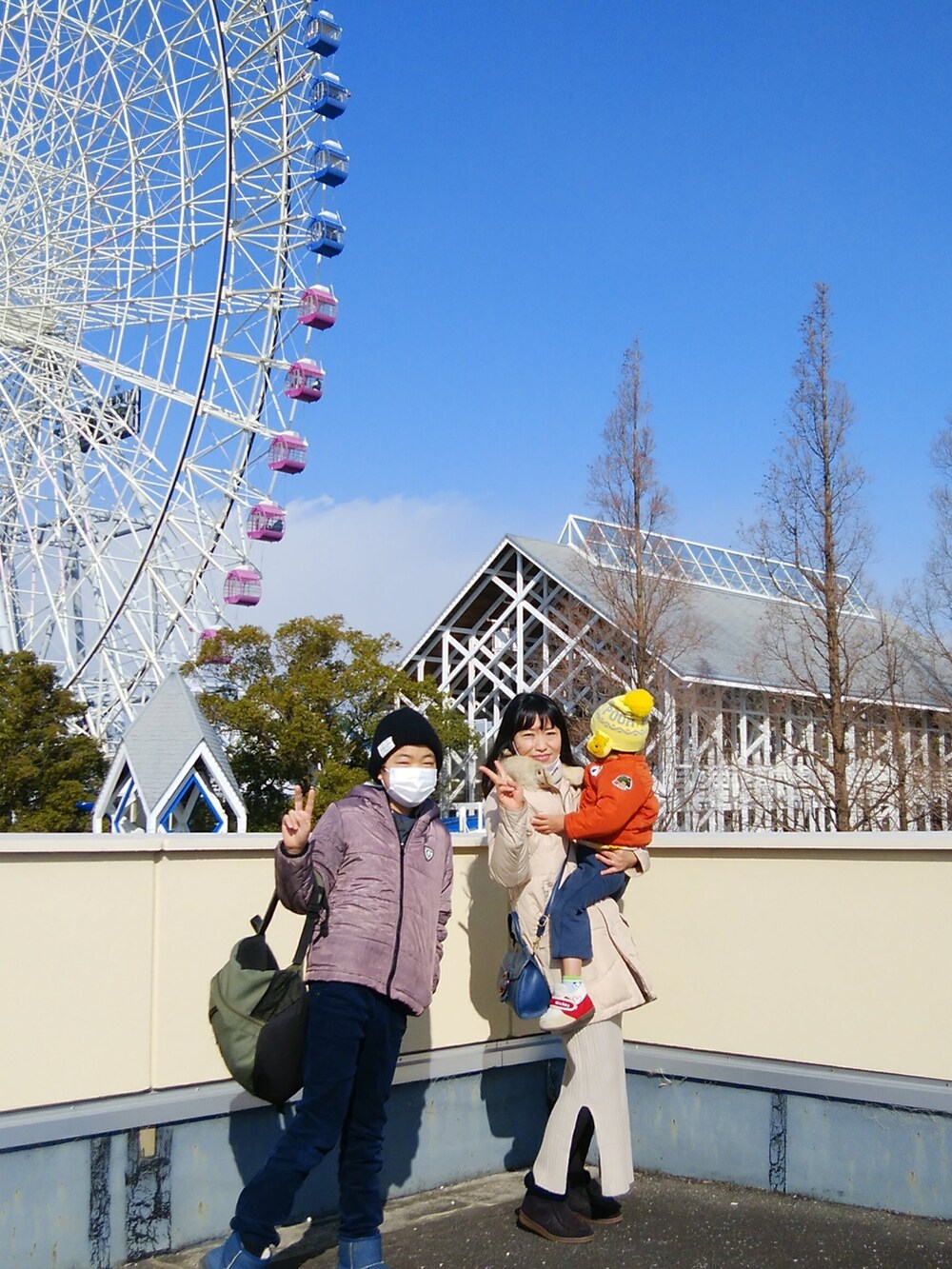 グリーン系のダウンジャケット/コート、ブルー系のデニムパンツ、ブラウン系のブーツを着用したメンズの冬コーディネートの3枚目の写真