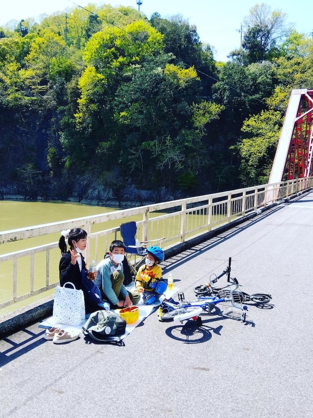 ブルー系のスタジャン、ブルー系のデニムパンツ、ホワイト系のスウェットを着用したメンズの春コーディネートの2枚目の写真