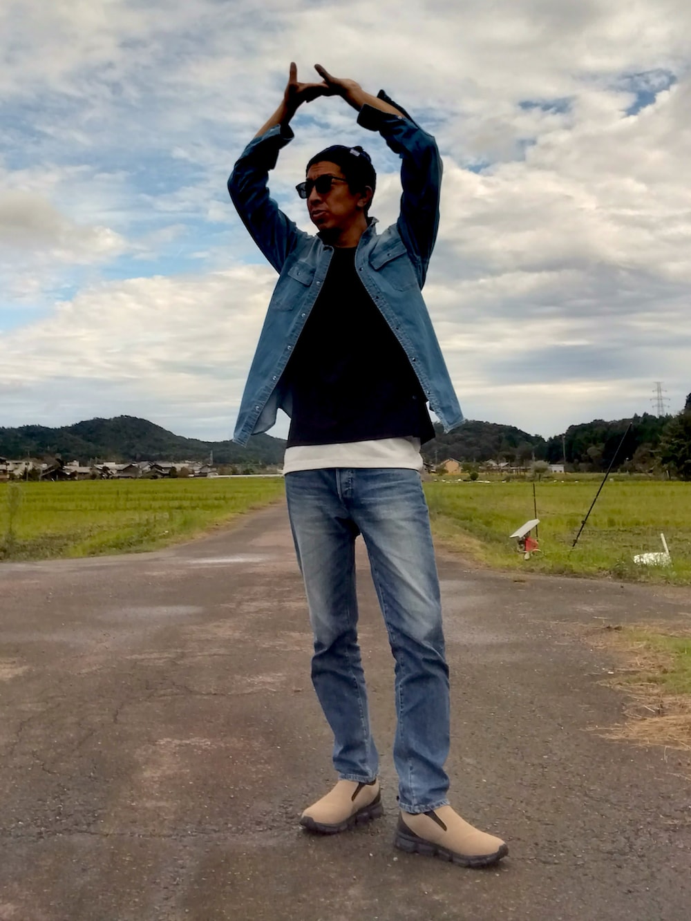 ブラック系のTシャツ/カットソー、ブルー系のシャツ/ブラウス、ブルー系のデニムパンツを着用したメンズの秋コーディネートの2枚目の写真